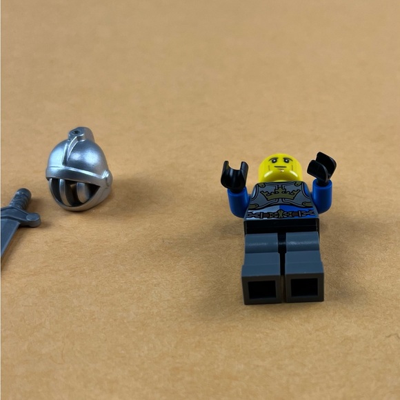 LEGO Castle Crown Kings Lion Knight Minifigure 70402 2” - Picture 7 of 8